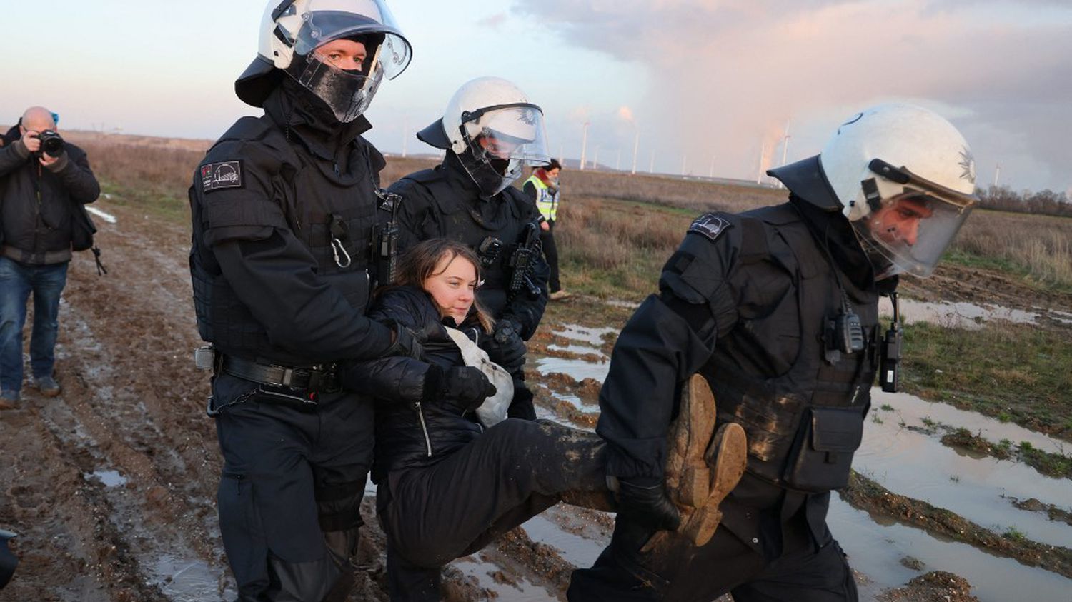 Eco-activista Greta Thunberg, deținută timp de 4 zile după ce a protestat împotriva evacuării satului Lutzerath pentru o exploatare minieră. Presa din țara care a făcut jocurile Germaniei și și-a închis minele o face pe Greta putinistă căci pune la îndoială decizia Berlinului de a reveni la cărbuni în lipsa gazului rusesc – Cerul, Codrul și Pârăul