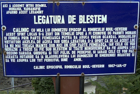 Prima biserică din post-comunism închisă de un ierarh. Blestemul Sfântului Calinic, reformulat de mitropolitul Irineu al Olteniei peste capul Arhiepiscopului Râmnicului în ograda Mănăstirii Frăsinei. Nici un slujitor hirotonit nu mai are voie să oficieze în biserica de jos, frecventată mai ales de credincioase – Cerul, Codrul și Pârăul