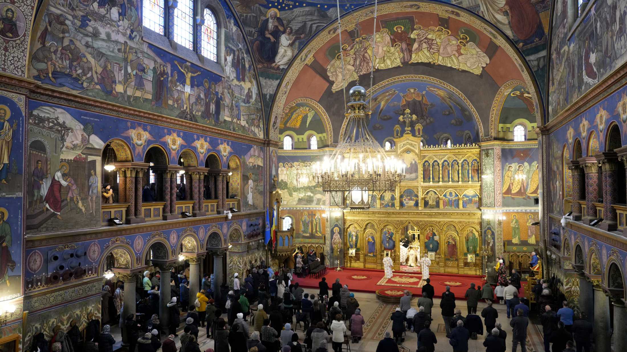 2 februarie: Întâmpinarea Domnului, celebrată la Catedrala Mitropolitană Sibiu prin Sfânta Liturghie arhierească. ÎPS Laurențiu: Să ieșim și noi în întâmpinarea Celui Care vine, Se dăruiește și ne cuprinde cu Dragostea Sa nemărginită! – Cerul, Codrul și Pârăul