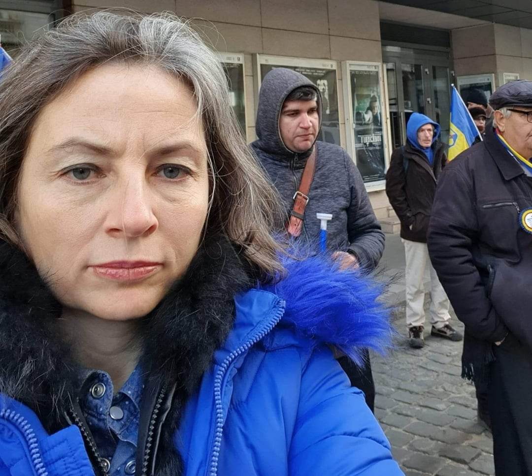 Românii se adună vineri la ora 10 pe str Pictor Romano din București pentru a o susține pe Dr Geanina Hagimă, cercetată disciplinar de Colegiul Medicilor pentru atitudinea demnă din stările de alertă. VIDEO – Cerul, Codrul și Pârăul