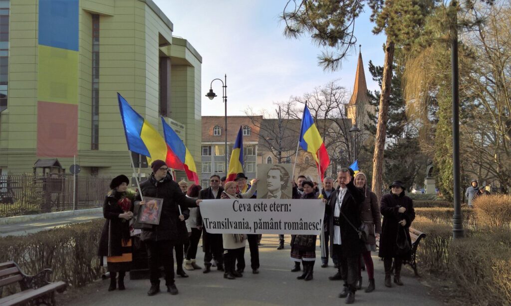 Mișcarea Națională, partidul lansat de Mihai Târnoveanu de ziua lui Radu Gyr la statuia Baronului Samuel von Bruckenthal din Sibiu. FOTO/VIDEO exclusiv – Cerul, Codrul și Pârăul