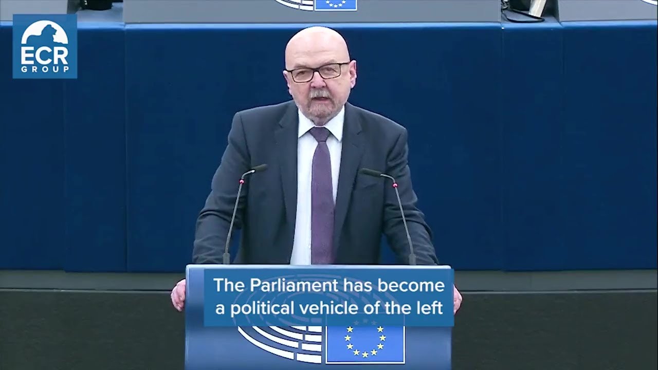 Euro-deputatul polonez Ryszard Legutko, două minute de adevăr în Parlamentul UE: Lipsă de reprezentativitate, impunerea de proiecte nevotate de nimeni, ocolirea răspunderii, promovarea agendei Stângii radicale. Numiți-o cum vreți, dar Democrație nu este! – Cerul, Codrul și Pârăul