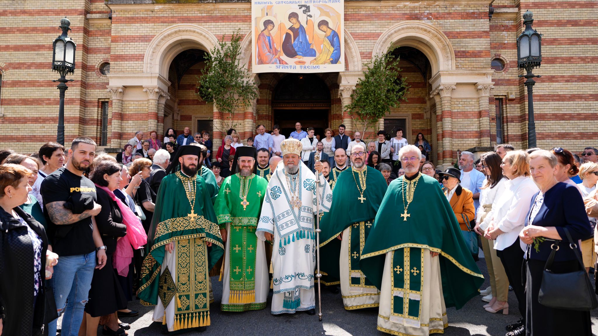 Rusaliile, sărbătorite la Catedrala Mitropolitană din Sibiu. ÎPS Laurențiu: Cincizecimea este evenimentului unic săvârșit de Mântuitorul Iisus Hristos când, după Înălțarea la Cer, a trimis de la Tatăl pe Duhul Sfânt, Care rămâne împreună cu noi în mod practic, permanent – Cerul, Codrul și Pârăul