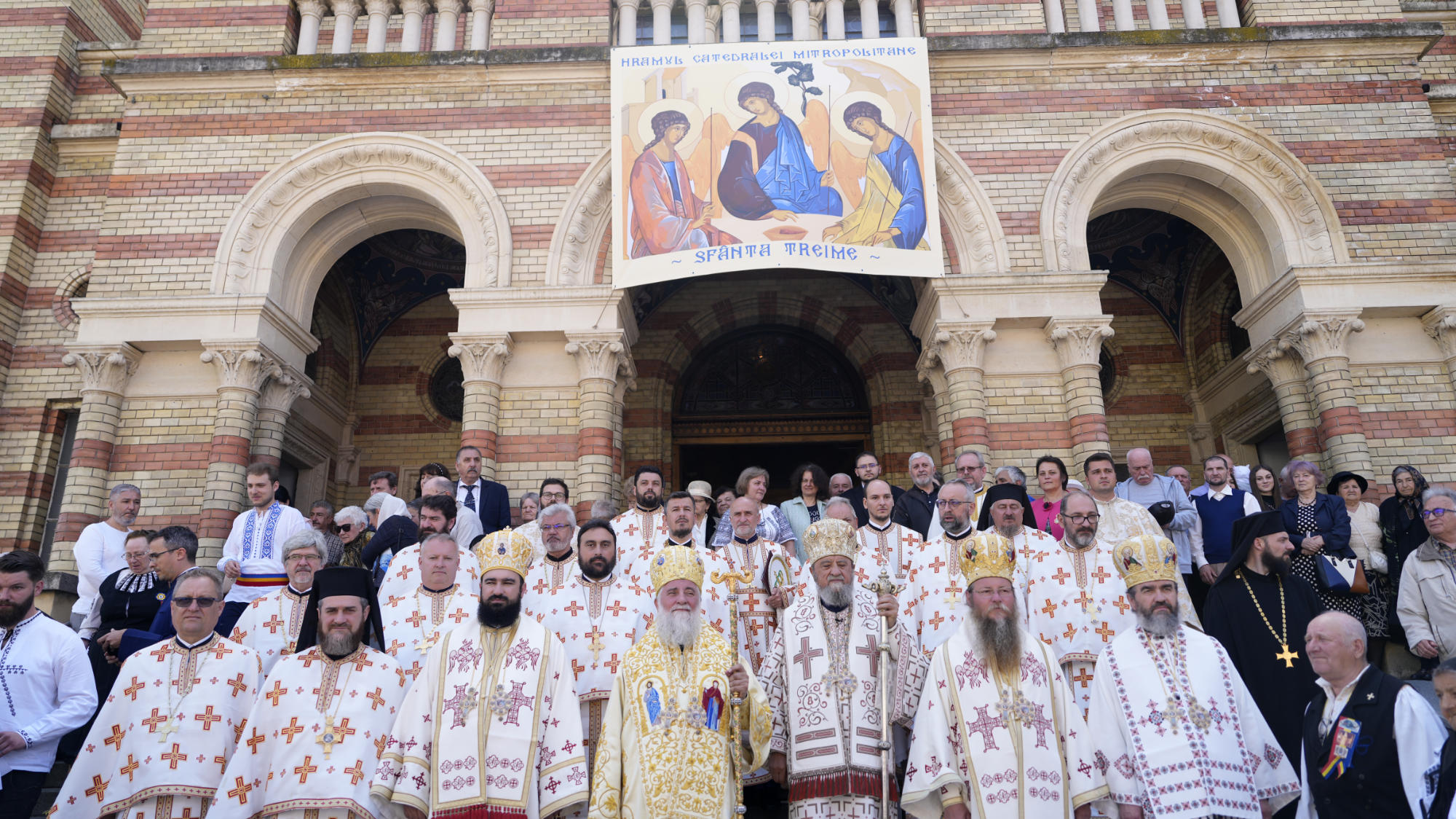 Sfânta Treime, hramul Catedralei Mitropolitane din Sibiu. În Ardealul secolelor anterioare, TREIMEA simboliza și idealul unirii celor 3 provincii române – Cerul, Codrul și Pârăul