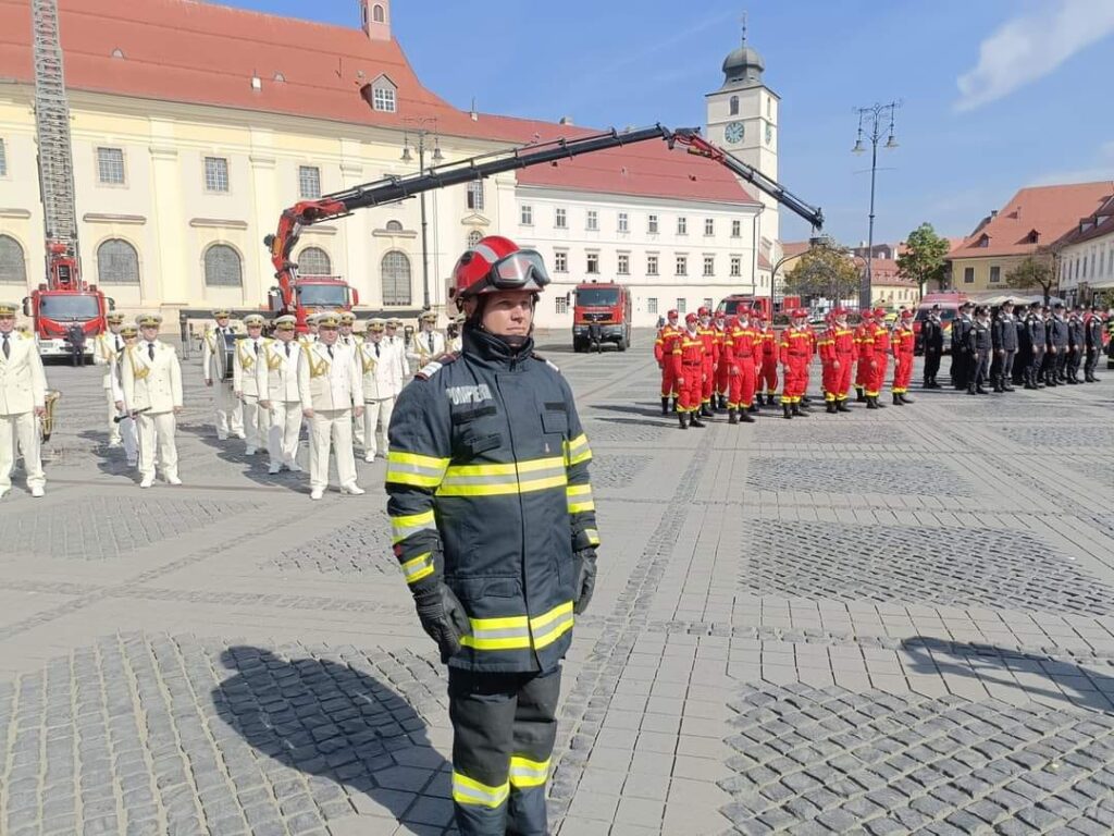 13 septembrie: Ziua Pompierilor, sărbătorită cu o zi înainte de Înălțarea Sfintei Cruci. La Sibiu, alpinistul de intervenție Marius Nagy a primit titlul de Pompierul Anului 2023 – Cerul, Codrul și Pârăul