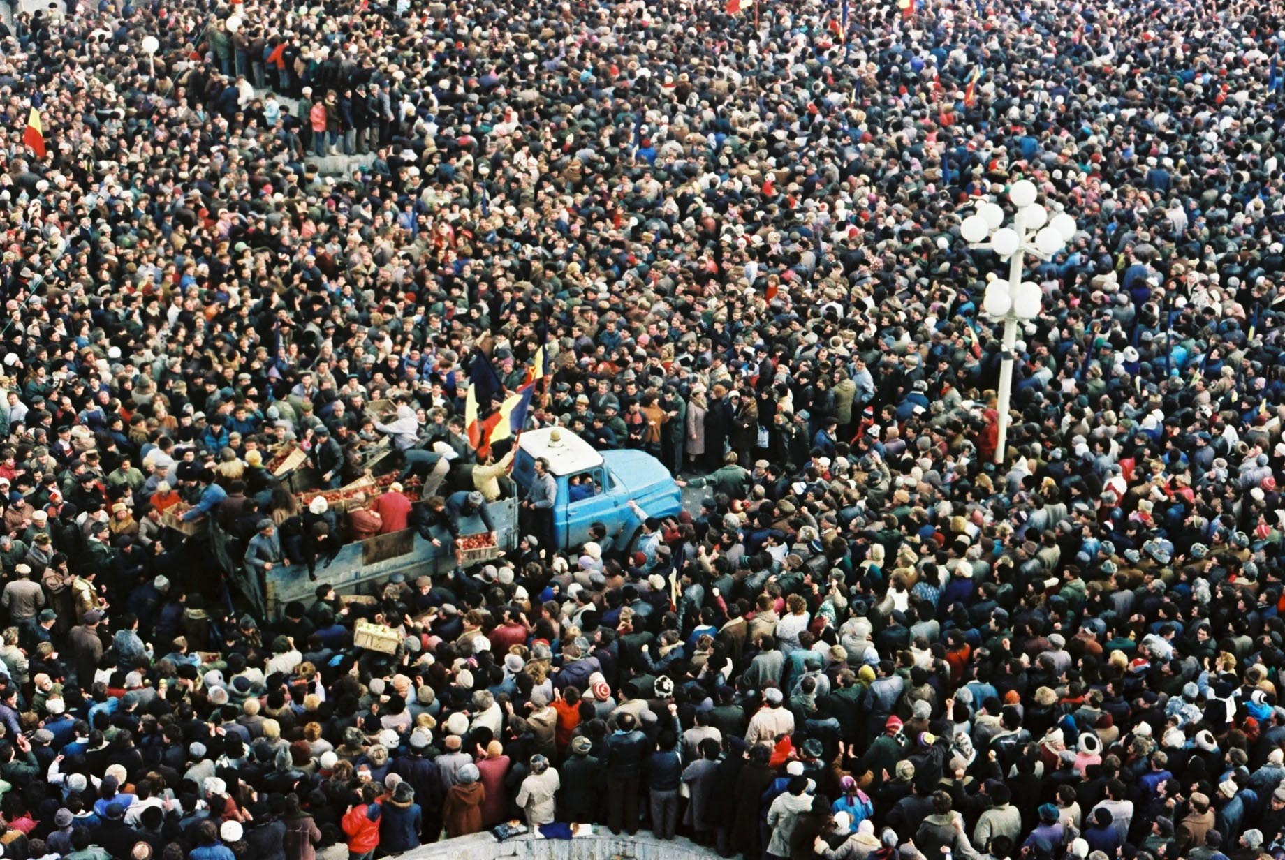 21 DECEMBRIE 1989, TIMIȘOARA. PROCLAMAȚIA FRONTULUI DEMOCRATIC ROMÂN și MANIFESTUL „A CĂZUT TIRANIA!” – Cerul, Codrul și Pârăul